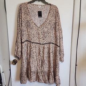 Women Avenue Leopard Top. Size 30/32